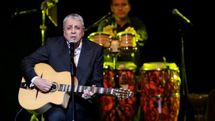 Enrico Macias en concert le 18 novembre 2015, à Istanbul. (ELIF OZTURK / ANADOLU AGENCY)