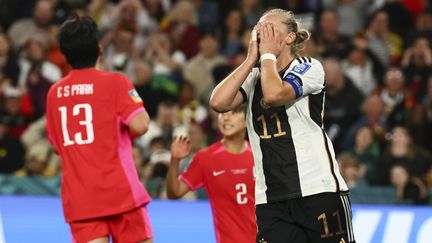 L'attaquante et capitaine de l'Allemagne, Alexandra Popp, terriblement déçue lors du match entre la Corée du Sud et l'Allemagne en Coupe du monde, le 3 août 2023 à Brisbane (Australie). (TERTIUS PICKARD / AP)