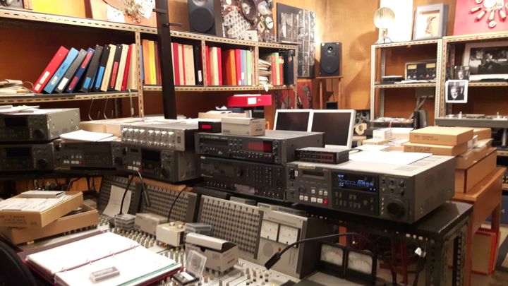 Les consoles analogique du compositeur, dans son studio. (ANNE CHEPEAU / RADIO FRANCE)