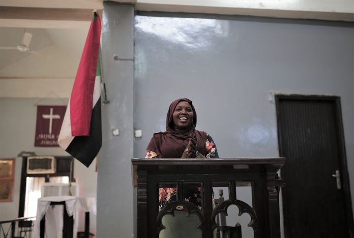 Une femme assiste à un service dominical dans la cathédrale de Tous les Saints à Khartoum, capitale du Soudan, le 18 août 2019. (JEAN MARC MOJON / AFP)