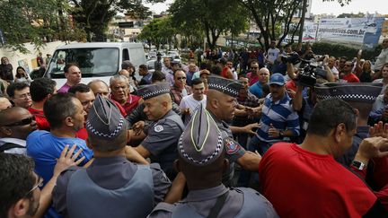 Brésil : partisans et adversaires manifestent pour ou contre l'ex-président Lula, soupçonné de corruption et interrogé par la police