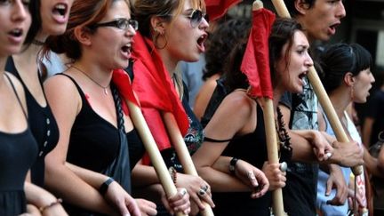 Etudiants grecs criant des slogans lors de la manifestation à Athènes le 8 septembre 2011 (AFP/ARIS MESSINIS)