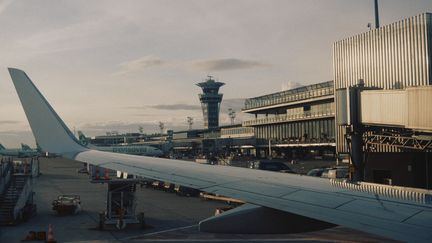 Une vue sur la tour de contrôle du terminal 4 de l'aéroport Orly (Val-de-Marne) le 29 novembre 2023. (BENOIT DURAND / HANS LUCAS / AFP)