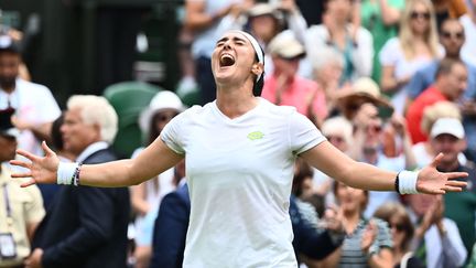 La Tunisienne Ons Jabeur s'est qualifiée pour les demi-finales de Wimbledon, après avoir écartée la tenante du titre Elena Rybakina, le 12 juillet 2023. (SEBASTIEN BOZON / AFP)