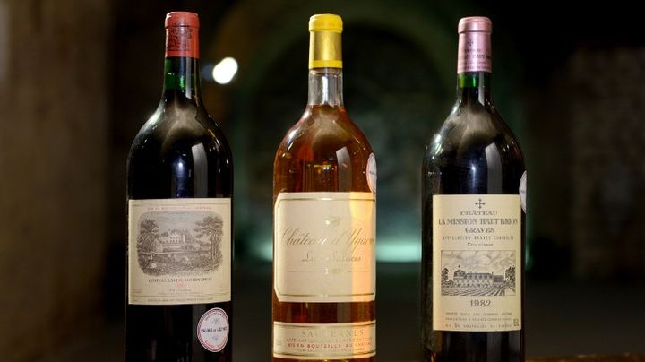 Vente aux ench&egrave;res de bouteilles de vin de la cave de l'Elys&eacute;e, le 30 mai 2013, &agrave; Issy-les-Moulineaux (Hauts-de-Seine). &nbsp; (ERIC FEFERBERG / AFP)