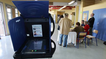 Une machine à voter à Issy-les-Moulineaux (Hauts-de-Seine), le 22 avril 2007, lors du premier tour de l'élection présidentielle.&nbsp; (PIERRE VERDY / AFP)