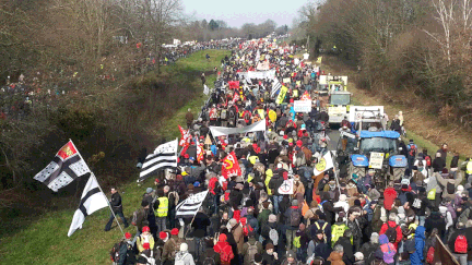 &nbsp; (Les manifestants marchent sur la quatre voies entre Nantes et Vannes © Eric Damaggio/Radio France)