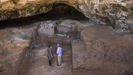 Des archéologues devant l'entrée de la grotte des Contrebandiers, près de Rabat au Maroc, le 18 septembre 2021. (FADEL SENNA / AFP)