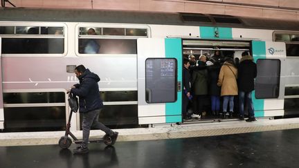 Sur le quai du métro parisien à la station Nation, le 9 décembre 2019, au cinquième jour de grève contre la réforme des retraites. (JACQUES DEMARTHON / AFP)