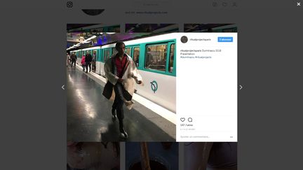 Un mannequin défile sur le quai d'une station du métro parisien pour la marque Dumitrascu, le 29 septembre 2017. (RITUALPROJECTSPARIS / INSTAGRAM)