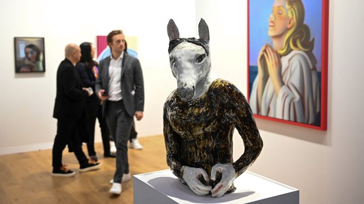 "Cheval avec un cœur" de l'artiste tchèque Klara Kristalova, à la foire Art Basel de Hong Kong, le 21 mars 2023. (PETER PARKS / AFP)