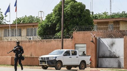 Des policiers nigériens devant l'ambassade de France au Niger, à Niamey, le 28 août 2023. (AFP)