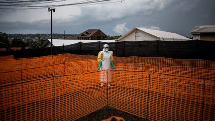 Ce cliché est extrait du reportage "Fighting Ebola and Conflit", sur les populations touchées par le virus. Il a été récompensé du troisième prix. John Wessels&nbsp;vit à Kinshasa depuis 2017 où il couvre les événements liés aux crises humanitaires dans le pays. Il travaille aussi régulièrement avec des ONG (Médecins sans Frontières, Agence des Nations unies, Oxfam). (JOHN WESSELS/AFP)