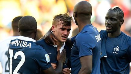 Antoine Griezmann entouré par ses coéquipiers (FRANCK FIFE / AFP)