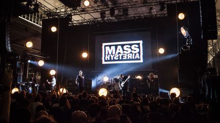 Le groupe Mass Hysteria en concert le 9 mars 2018 à la Grande Halle de la Villette, à Paris. (TRISTAN REYNAUD / SIPA)