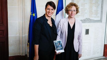 Muriel Pénicaut, (à droite) ministre du Travail et Marlène Schiappa, secrétaire d'Etat chargée de l'égalité entre les femmes et les hommes, présentent un guide destiné aux TPE-PME pour lutter au quotidien contre les inégalités au travail, le 10 octobre 2017, au ministère du Travail à Paris.
 (MAXPPP)