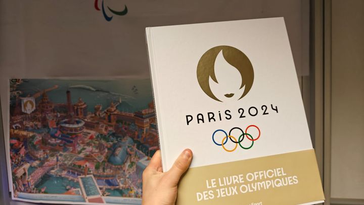 L'exemplaire du livre officiel des Jeux olympiques de Paris 2024, publié chez Hugo Sport. (FRANCEINFO: SPORT)