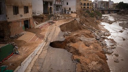 Une route emportée par les inondations, à Paiporta, dans la banlieue de Valence, le 7 novembre 2024. (PAU VENTEO / NURPHOTO / AFP)