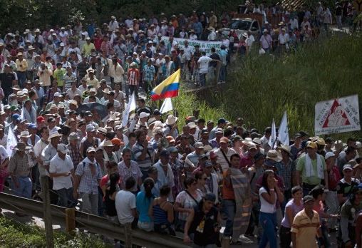 Des milliers de paysans et d'indigènes colombiens défilent à Bolombolo, au sud-ouest de Medellin, pour interpeller le gouvernement sur les difficultés du secteur du café, le 25 février 2013.