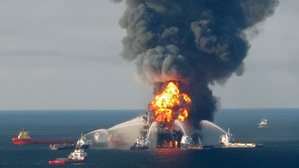 &nbsp; (La plateforme Deepwater Horizon en feu, en avril 2010 © REUTERS)