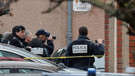 Des policiers pendant l'assaut des hommes du Raid dans l'appartement de Mohamed Merah &agrave; Toulouse (Haute-Garonne), le 22 mars 2012. (PASCAL PAVANI / AFP)