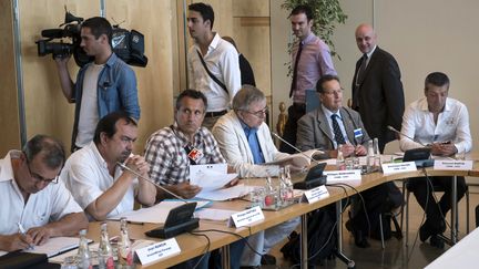 Philippe Martinez (deuxi&egrave;me &agrave; table en partant de la gauche) membre d'une d&eacute;l&eacute;gation d'ArcelorMittal au minist&egrave;re de l'Economie, &agrave; Paris, le 27 juillet 2012. (JEAN-PHILIPPE KSIAZEK / AFP)