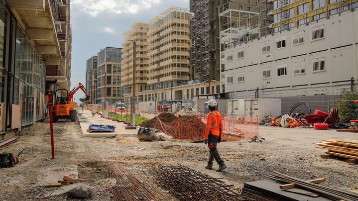 Le site de construction du village des athlètes des JO 2024, lors d’une visite de presse, à Saint-Denis le 24 août 2023. (TERESA SUAREZ / EPA / MAXPPP)