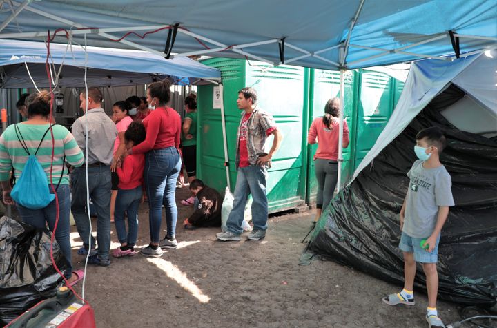 L'espace des toilettes de chantier de "La Plaza", le 1er décembre 2021 à Reynosa (Mexique). (VALENTINE PASQUESOONE / FRANCEINFO)