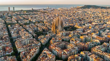 Barcelone au lever du soleil avec sa célèbre Sagrada Familia, en Catalogne. (POL ALBARRÁN / MOMENT RF / GETTY IMAGES)