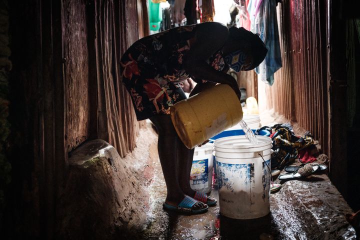 Linnet, 16 ans, enceinte d’environ 3 mois,&nbsp;dans la maison de sa sœur dans le bidonville de Raila, à côté du bidonville de Kibera, à Nairobi, le 15 juillet 2020.&nbsp; (YASUYOSHI CHIBA / AFP)