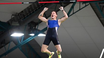 Le perchiste français Renaud Lavillenie franchit 5,95m lors du meeting de Karlsruhe, le 29 janvier 2021, deux jours avant d'aller encore plus haut, à Tourcoing. (ULI DECK / DPA-POOL)