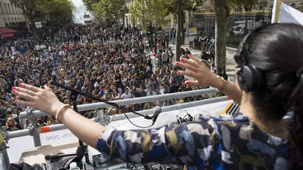 La Techno-parade, vitrine annuelle des musiques électroniques, donne rendez-vous samedi aux Parisiens mais aura lieu cette année sur un parcours réduit et sera entourée d'un dispositif de sécurité renforcé. (IAN LANGSDON / EPA)