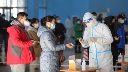 Un site de dépistage à Shenyang, dans la province du Liaoning (nord-est de la Chine), le 19 mars 2022. (YANG QING / XINHUA / AFP)