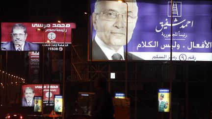 Affiches de campagne de Ahmad Chafiq (D) et Mohammed Morsi, les deux candidats au second tour de la pr&eacute;sidentielle, au Caire (Egypte), le 25 mai 2012. (AMR ABDALLAH DALSH / REUTERS)