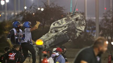 Les restes du véhicule de&nbsp;Romain Grosjean après son accident, le 29 novembre 2020, lors du Grand Prix de Formule 1 de Bahreïn. (HAMAD I MOHAMMED / POOL / AFP)