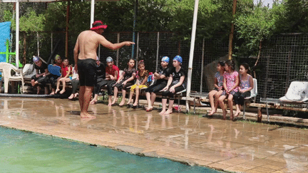 Un an après le départ des jihadistes de Mossoul, la vie reprend son cours. Avec une nouveauté pour les jeunes filles qui ont désormais accès à la piscine pour des cours de natation. (FRANCE 24)
