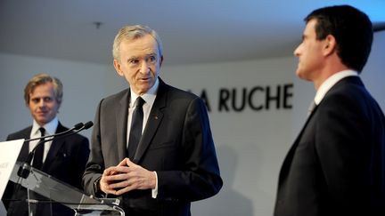 Bernard Arnault, le patron de LVMH, s'adresse &agrave;&nbsp;Manuel Valls&nbsp;lors de l'inauguration du site de&nbsp;Guerlain &agrave; Chartres (Eure-et-Loir), le 6 f&eacute;vrier 2015. (GUILLAUME SOUVANT / AFP)