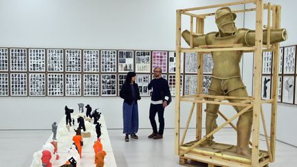 Documenta 2017 : des gens discutent à côté de l'installation de l'Espagnol Daniel Garcia Andujar, au musée d'art contemporain d'Athènes, à la veille de l'inauguration officielle de l'événement (7 avril 2017)
 (Louisa Gouliamaki / AFP)