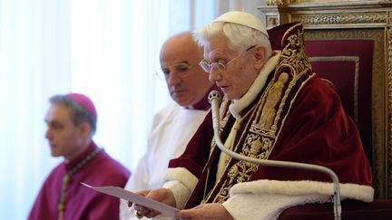 Le pape au Vatican, le 11 f&eacute;vrier 2013, lors de l'annonce de sa d&eacute;mission. (OSSERVATORE ROMANO / AFP)