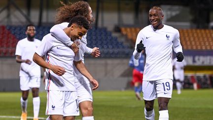 Le défenseur français Colin Dagba (à g.), le milieu de terrain français Matteo Guendouzi (2e à g.) et le milieu de terrain français Moussa Diaby (à d.) célèbrent la cascade de buts lors du match de qualification pour l'Euro 2021 contre le Liechtenstein, le 12 novembre.
 (FABRICE COFFRINI / AFP)