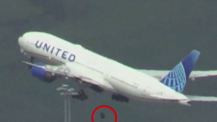 Un avion de la Southwest Airlines a dû faire demi-tour après la chute d'un capot moteur en plein décollage, dimanche 7 avril. Un nouvel incident qui s'ajoute aux nombreux problèmes techniques pour Boeing. (France 2)