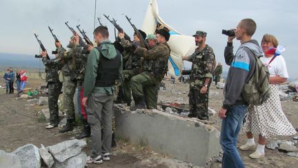 Des combattants pro-russes de la R&eacute;publique populaire de Donetsk, le 7 septembre 2014 sur la colline de Saur-Mogila (Ukraine). (MASHA ROSS / RIA NOVOSTI / AFP)