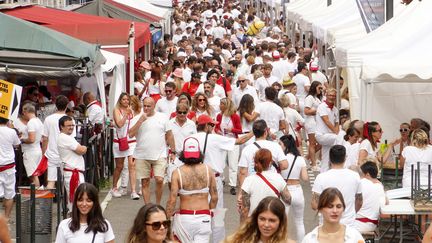 Ambiance de rue pendant les Fêtes de bayonne, le 26 juillet 2023. (EMILIE DROUINAUD / MAXPPP)