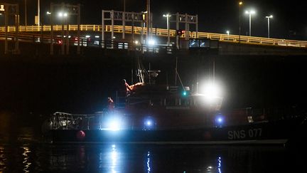 Navire de la SNSM avec à son bord des corps de migrants morts après un naufrage en mer au large de Calais le 24 novembre 2021. (FRANCOIS LO PRESTI / AFP)