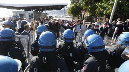 Des policiers à la frontière franco-italienne à Vintimille (VALERY HACHE / AFP)