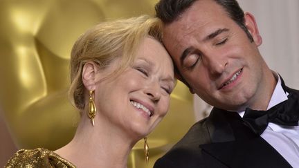 Meryl Street (G) et Jean Dujardin sacr&eacute;s meilleurs acteurs lors de la 84e c&eacute;r&eacute;monie des Oscars &agrave; Hollywood (Californie), le 26 f&eacute;vrier 2012. (JOE KLAMAR / AFP)