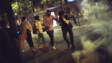 Une fête clandestine a été rapidement interrompue par la police samedi 12 juin 2021 place des Invalides, les participants ont été dispersés à l'aide de gaz lacrymogène. (FIORA GARENZI / HANS LUCAS)