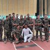 Le porteur de flamme Alain Akakpo entouré de militaires en treillis, le 27 août 2024 au Centre national des sports de la défense (CNSD) à Fontainebleau (Seine-et-Marne). (PAOLO PHILIPPE / FRANCEINFO)