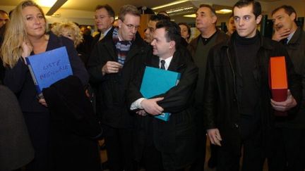 Nicolas Bay à droite avec le classeur rouge quand il était candidat contre Marine Le Pen en 2004 (JEAN AYISSI / AFP)