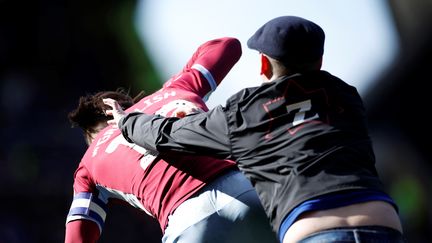 Un homme agresse le milieu de terrain d'Aston Villa, le 10 mars 2019 à Birmingham (Royaume-Uni). (CARL RECINE / REUTERS)